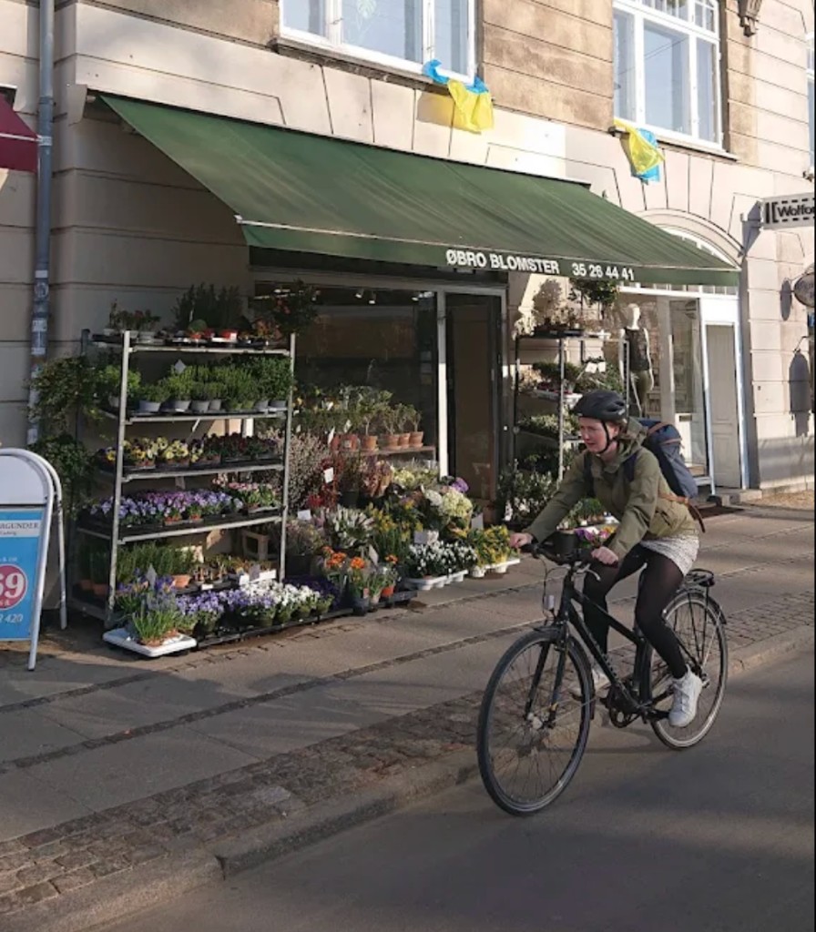 Øbro Blomster på Østerbrogade i København — facade med grønt markisetag og blomsterstand